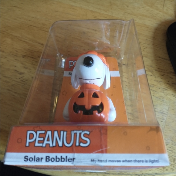 Peanuts Snoopy Solar Bobbler New - Picture 5 of 7